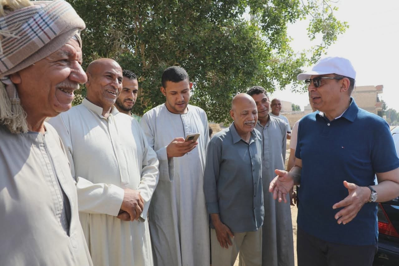 المحافظ مع سكان الظهير الصحراوى المحافظ مع سكان الظهير الصحراوى